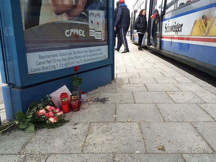Freundinnen und Freunde der ums Leben gekommenen Julia B. haben Blumen, Karten, Kerzen und Fotos an der Haltestelle Am Lokschuppen abgelegt.