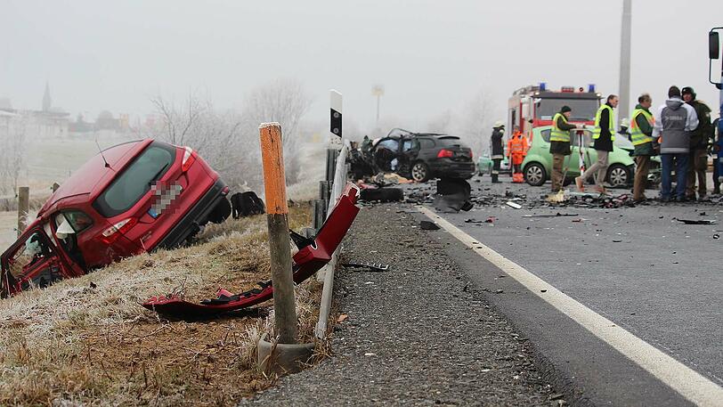 Am Donnerstagmorgen stießen zwei Autos auf einer Bundesstraße frontal zusammen. Beide Fahrer starben noch am Unfallort. Die Bilder des Unfalls.