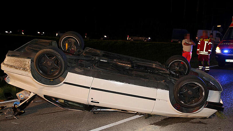 Ein 24-Jähriger kam bei Waging am See alkoholisiert von der Fahrbahn ab und überschlug sich mehrfach.
