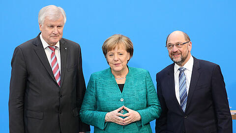 Horst Seehofer (l.), Angela Merkel (CDU) und Martin Schulz stehen nach den Koalitionsverhandlungen von CDU, CSU und SPD auf einer Pressekonferenz nebeneinander.