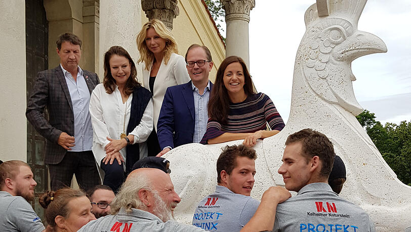 Beim Team und der Politik: Stolz und Begeisterung über die neue Sphinx. Beim Team und der Politik: Stolz und Begeisterung über die neue Sphinx.