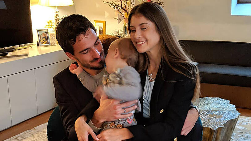 In der gemeinsamen Wohnung in München: Mats Hummels mit Ehefrau Cathy und Sohn Ludwig.