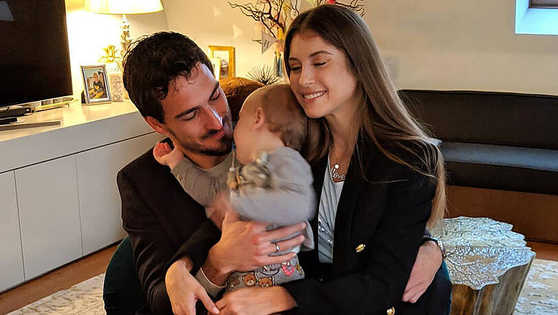 Mats Hummels unterstützt Cathy bei der Forderung nach gleicher Bezahlung für Männer und Frauen im gleichen Berufsfeld. Das Paar ist seit 2015 verheiratet, 2018 kam Sohn Ludwig zur Welt.