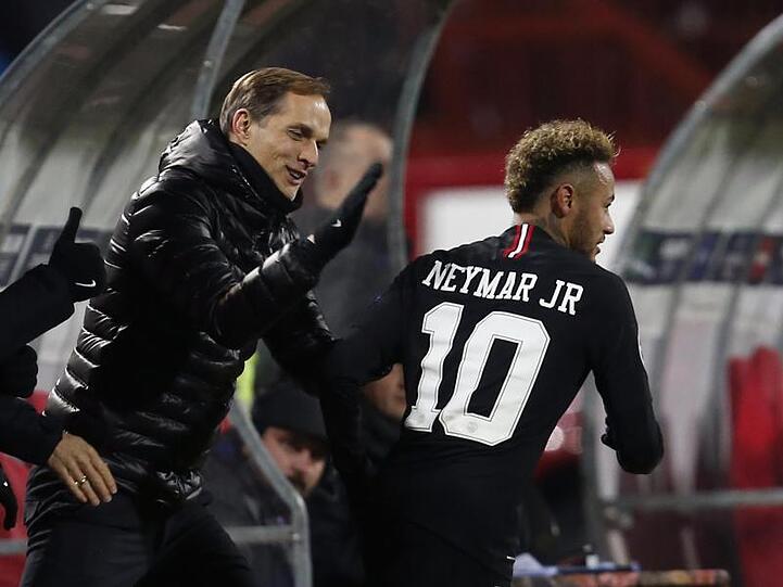 PSG-Trainer Thomas Tuchel (l) gratuliert Neymar nach dessen Treffer zum 2:0 gegen Belgrad.