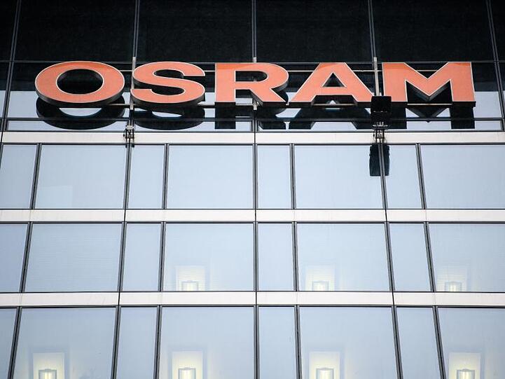 Das Osram-Logo ist an der Zentrale der Firma Osram zu sehen. Foto: Matthias Balk/dpa/Archivbild