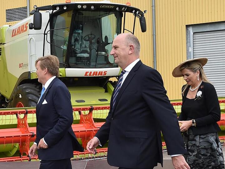 Brandenburgs Ministerpräsident Dietmar Woidke besucht mit dem niederländischen Königspaar eine Agrofarm.
