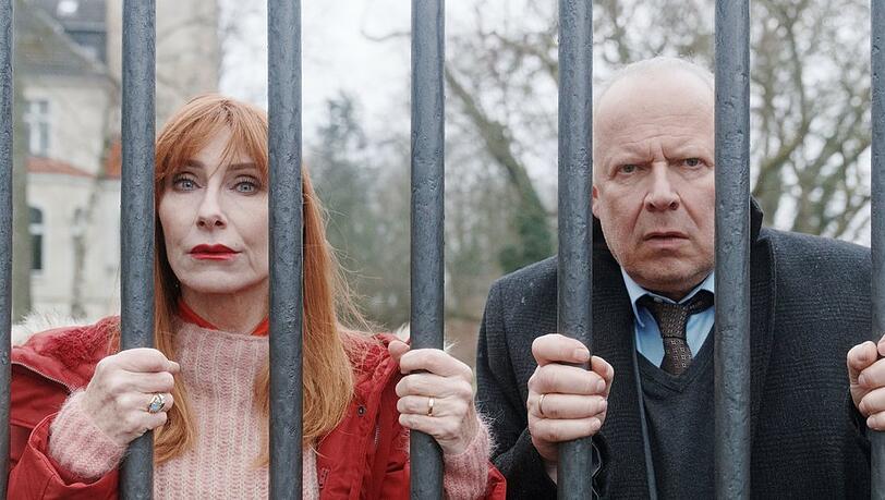 "Familie Bundschuh - Unter Verschluss": Coronabedingt dürfen die Bundschuhs (Andrea Sawatzki, Axel Milberg) ihr Grundstück nicht verlassen.