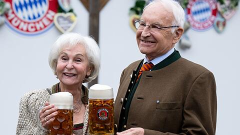 Edmund Stoiber (CSU), ehemaliger bayerischer Ministerpräsident, und seine Frau Karin kommen in das Käferzelt auf dem Oktoberfest auf der Theresienwiese.