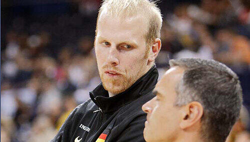 Der Basketball-Guru und sein neuer Star: Dirk Bauermann im Fachgespräch mit NBA-Ass Chris Kaman (links).