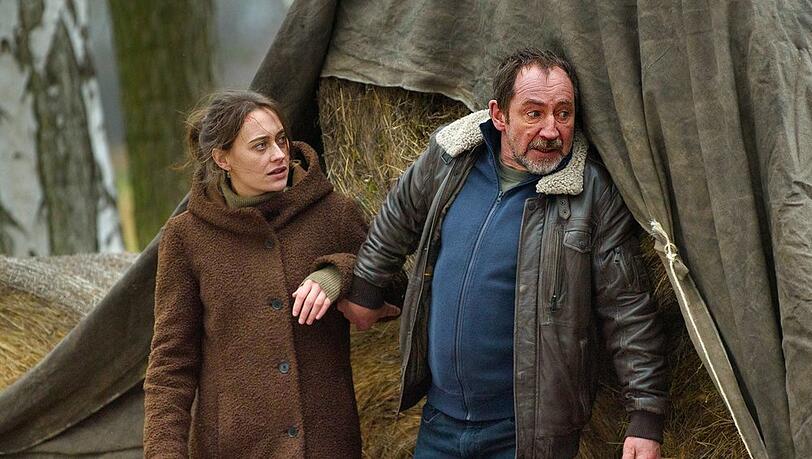 "Spreewaldkrimi - Bis der Tod euch scheidet": Hauptkommissar Fichte (Thorsten Merten) versteckt Fina Jurisch (Mercedes Müller) vor einer vorbeifahrenden Streife.