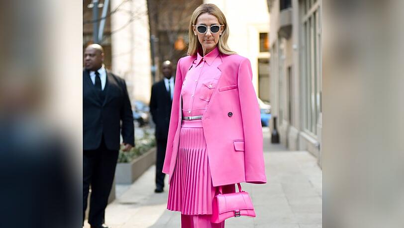 Ganz in Pink: C&eacute;line Dion f&auml;llt mit ihrem kurzen Plisseerock auf.
