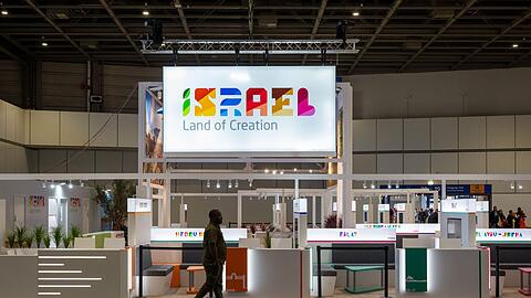 Israel hat seine Teilnahme an der ITB in Berlin aufgrund der aktuellen Lage in Nahost abgesagt. Der israelische Stand steht daher menschenleer in einer Messe-Halle.