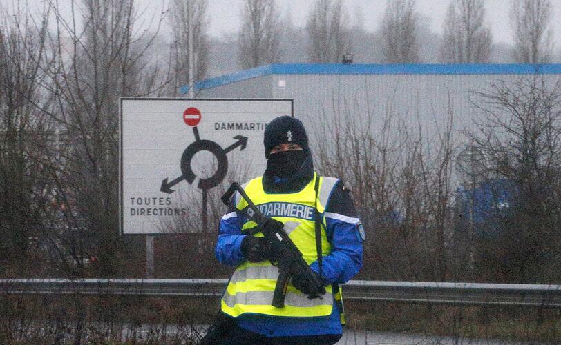 Frankreich jagt die Paris-Attentäter: Cherif (32) und Said Kouachi (34) haben sich mit einer Geisel in einem Industriegebäude verschanzt. Die Bilder vom Einsatz.