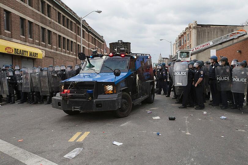 In Baltimore entlädt sich nach der Beerdigung Freddie Grays eine Welle der Gewalt. Die Bilder.