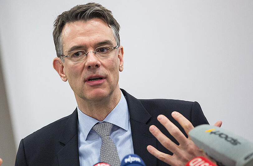 Gideon Böhm, der Insolventverwalter des Hamburger SV: "Die Anreise zu den Auswärtsspielen, die Kosten für die Heimspiele, die Organisation der Spiele, die Betreuer und nicht zuletzt die Spieler selbst sind nicht mehr zu finanzieren:"