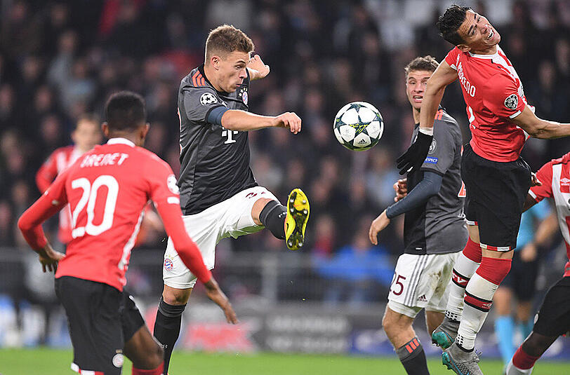 Bayern-Mittelfeldmann Joshua Kimmich - hier gegen Eindhovens Hector Moreno (rechts) - ging diesmal leer aus.