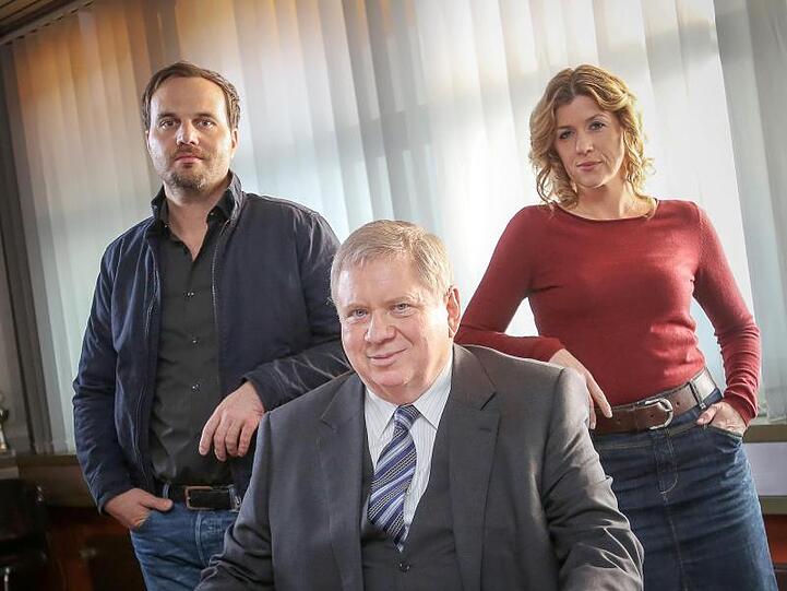 Die Schauspieler Rainer Hunold (M), Fiona Coors und Simon Eckert haben der ZDF-Krimireihe "Der Staatsanwalt" zum Quotensieg verholfen.