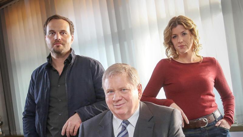 Die Schauspieler Rainer Hunold (M), Fiona Coors und Simon Eckert haben der ZDF-Krimireihe "Der Staatsanwalt" zum Quotensieg verholfen. Die Schauspieler Rainer Hunold (M), Fiona Coors und Simon Eckert haben der ZDF-Krimireihe "Der Staatsanwalt" zum Quotensieg verholfen.