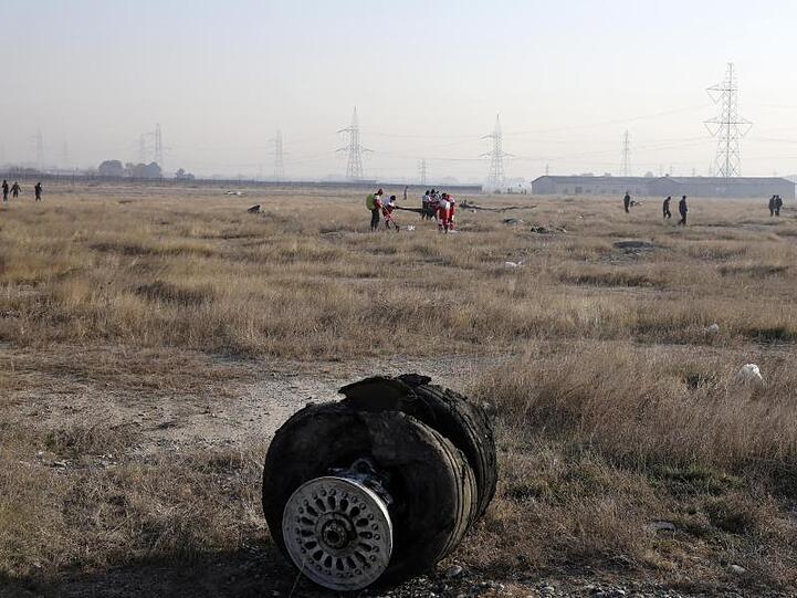Trümmer des Flugzeugs liegen auf einem Feld südwestlich von Teheran.