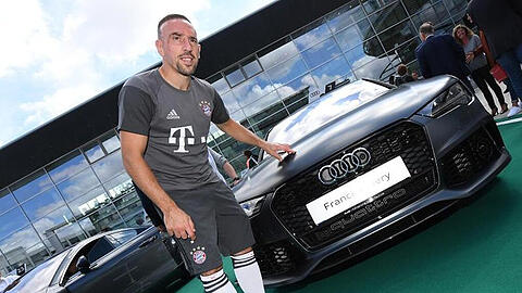 Bayern-Profi Franck Ribéry posiert in München neben seinem neuen Wagen.
