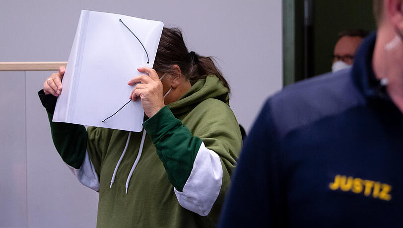 Die Angeklagte beim Prozessauftakt. Die Angeklagte beim Prozessauftakt.
