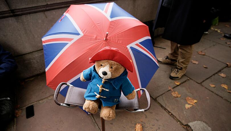 Viele Menschen haben nach dem Tod der Queen Paddington-Plüschtiere vor dem Buckingham Palast abgelegt.