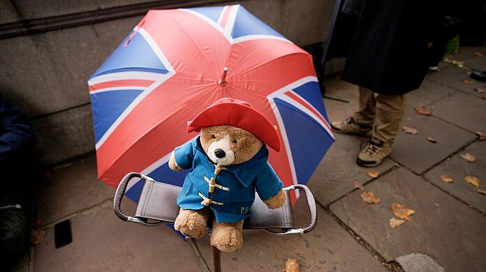 Viele Menschen haben nach dem Tod der Queen Paddington-Plüschtiere vor dem Buckingham Palast abgelegt.