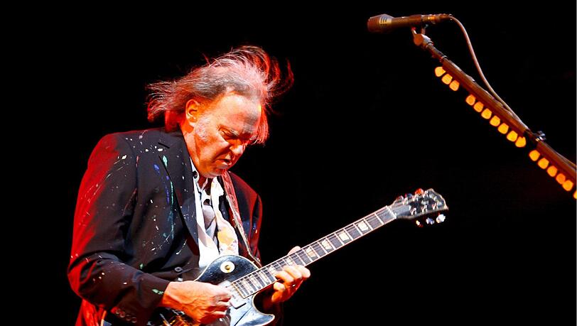 Grimmige Attacke der E-Gitarre: Woodstock-Veteran und Grunge-Pate Neil Young präsentiert die „Electric Rock Show“ zur Zeit als Musik-Hurrikan. Am 23. August spielt er auf dem Coburger Schlossplatz. Grimmige Attacke der E-Gitarre: Woodstock-Veteran und Grunge-Pate Neil Young präsentiert die „Electric Rock Show“ zur Zeit als Musik-Hurrikan. Am 23. August spielt er auf dem Coburger Schlossplatz.