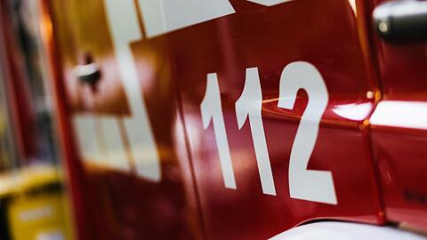 Die Notrufnummer "112" steht auf einem Einsatzfahrzeug der Feuerwehr.