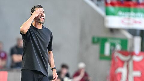 Augsburg-Trainer Sandro Wagner ist sehr unzufrieden mit der ersten Halbzeit.