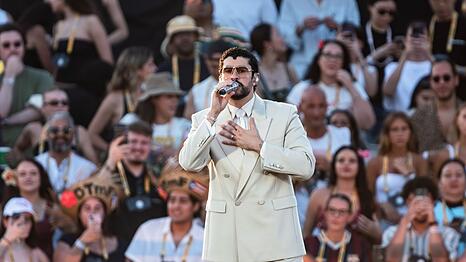 Ein Konzert von Bad Bunny musste wegen eines Hagelschauers abgebrochen werden. (Archivbild)
