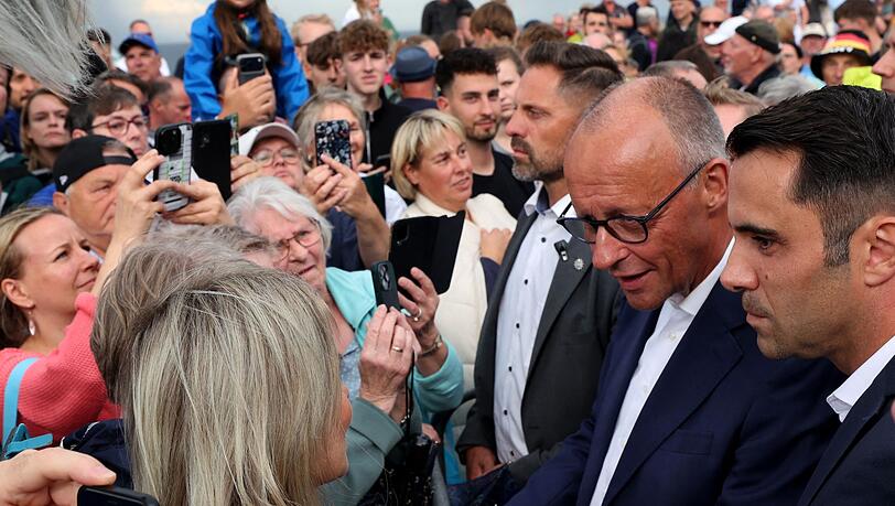 Ein Besuch an einem Wahlkampfstand in K&uuml;hlungsborn ist der Wahlkampfauftakt f&uuml;r Merz im Osten.