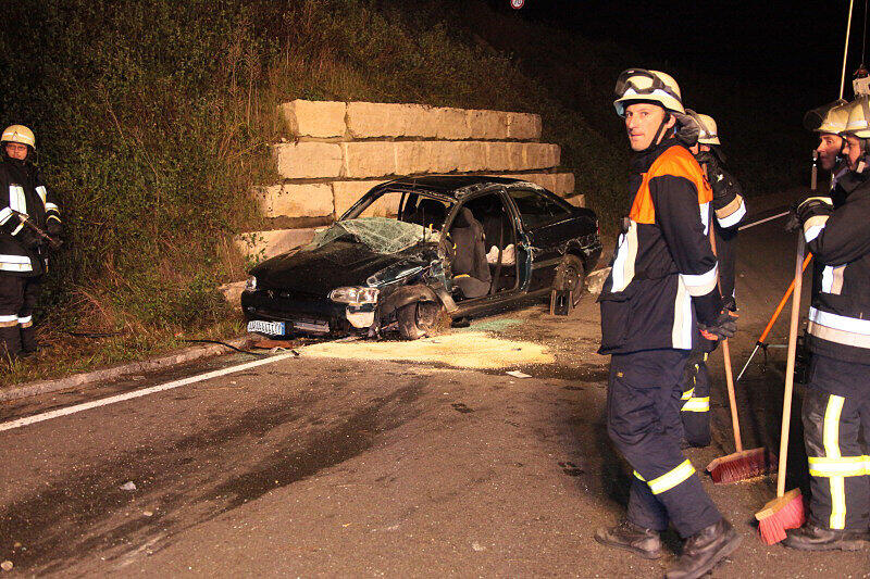 Einen Mann zieht es mit seinem Wagen bei Burghausen aus einem Kreisverkehr in den Schotter. Der Fahrer war zu rasant in die Kurve eingefahren. Die Bilder.