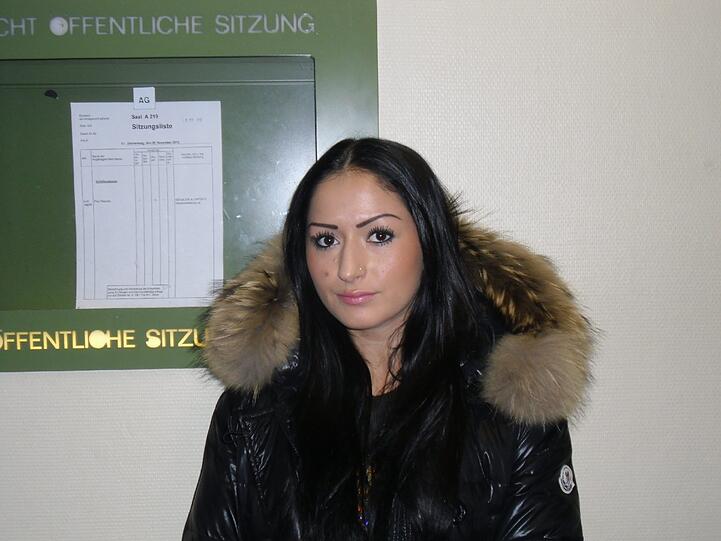 &bdquo;Ich habe gerade ein Telefonat beendet und das Handy weggesteckt. Da spürte ich einen Schlag im Rücken. Ich konnte mich gerade noch am Geländer festhalten&ldquo;, berichtet Opfer Christine V..