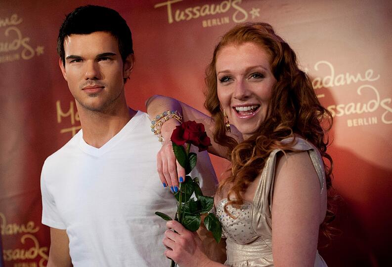 Dschungelstar Georgina und der schöne Werwolf. Leider nur aus Wachs. Das Starlet hat die Figur von Taylor Lautner in Madame Tussauds Wachsfigurenkabinett eingeweiht und gleichmal Hand angelegt. Die Bilder...