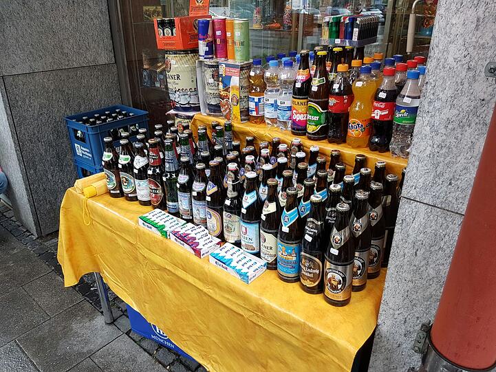 Wegbier und Kaugummi zum späteren Knutschen in der Mozartstraße. Die erste Versorgungsstation auf dem Weg zur Wiesnpresse für die AZ-Reporterin.
