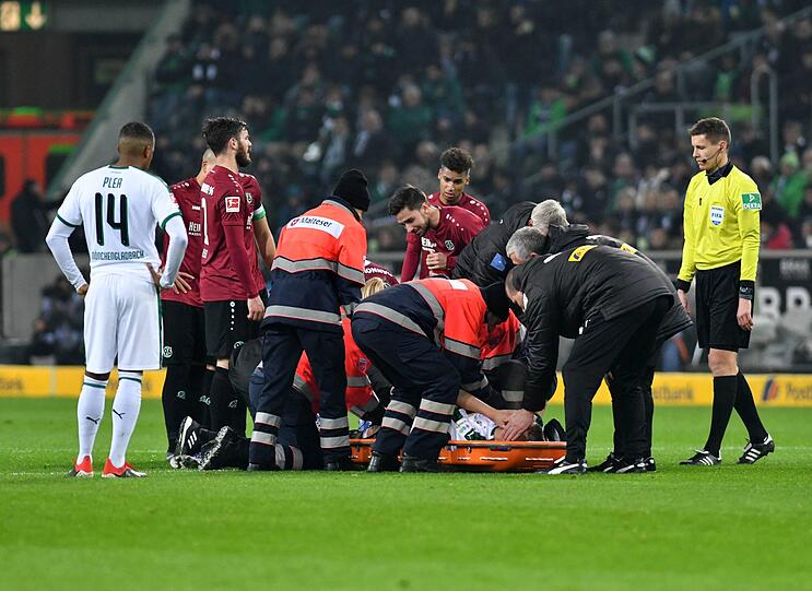 Matthias Ginter war nach 36 Minuten mit Noah Joel Sarenren Bazee zusammengestoßen und wurde anschließend ins Krankenhaus gebracht.