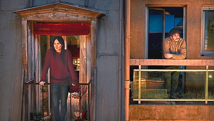 Großstadt-Blues: Mélanie (Ana Girardot) und Rémy (François Civil) sind sich so nah und doch (noch) so fern. Großstadt-Blues: Mélanie (Ana Girardot) und Rémy (François Civil) sind sich so nah und doch (noch) so fern.