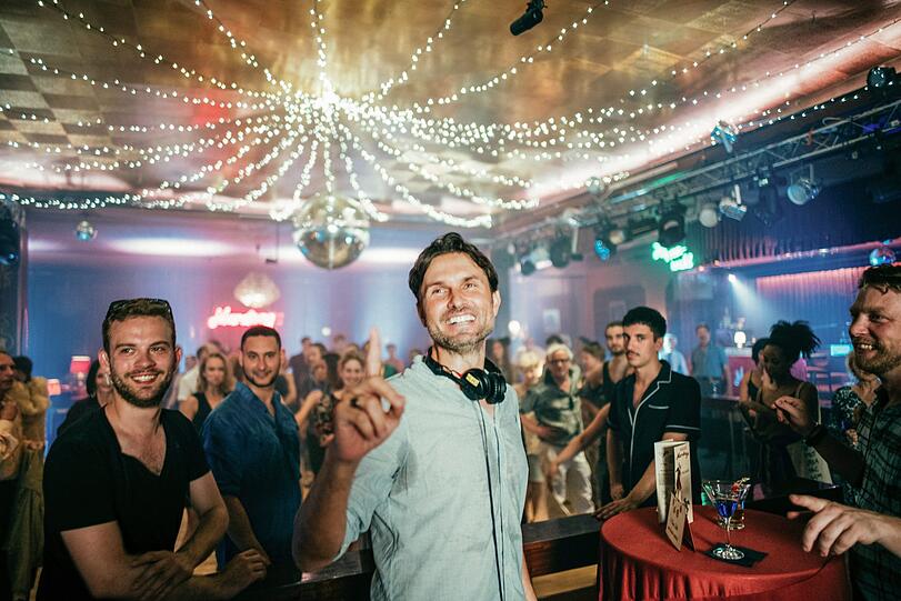 Simon Verhoeven am Set von &bdquo;Nightlife&ldquo;: Das spielt nicht nur in wilden Diskos, sondern auch in einem honorigen Tanzlokal.