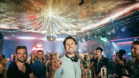 Simon Verhoeven am Set von &bdquo;Nightlife&ldquo;: Das spielt nicht nur in wilden Diskos, sondern auch in einem honorigen Tanzlokal.
