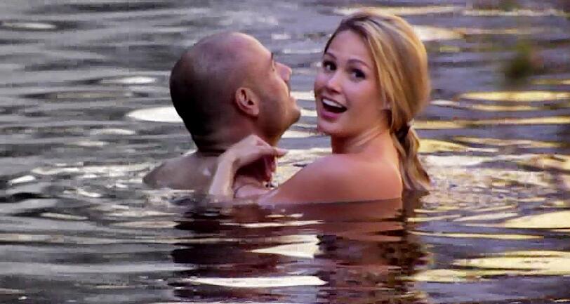Angelina macht sich beim Gruppendate in den Crystal Pools an Christian ran.