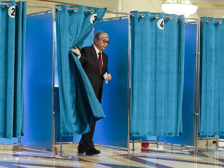 Kassym-Schomart Tokajew, Präsident von Kasachstan, verlässt nach seiner Stimmabgabe die Wahlkabine.