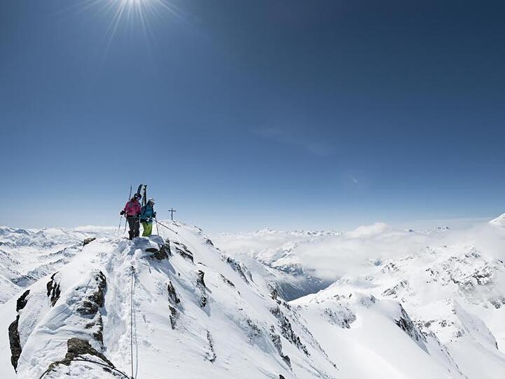 Zwei Skifahrer auf dem Gipfel eines Gletschers. Foto: Andre Schönherr/TVB Stubai Tirol/dpa/Archivbild