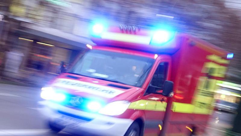 Ein Rettungswagen der Feuerwehr mit Blaulicht fährt eine Straße entlang. Foto: Katharina Redanz/dpa Ein Rettungswagen der Feuerwehr mit Blaulicht fährt eine Straße entlang. Foto: Katharina Redanz/dpa