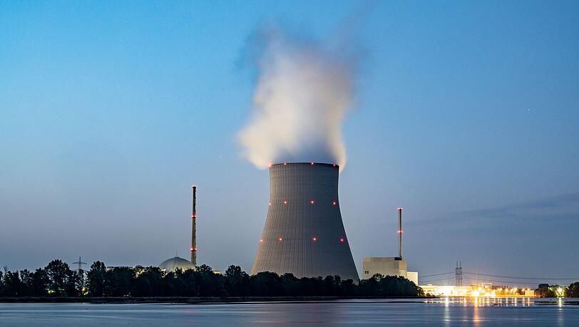 Wasserdampf steigt aus dem Kühltum vom Atomkraftwerk (AKW) Isar 2.