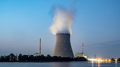 Wasserdampf steigt aus dem Kühltum vom Atomkraftwerk (AKW) Isar 2.