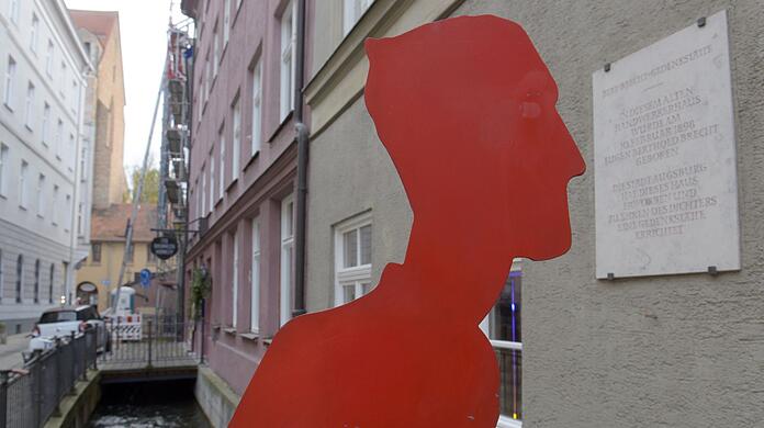 Eine Brechtfigur steht in Augsburg am Geburtshaus von Bertolt Brecht.