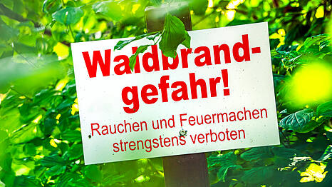 Solche Schilder warnen normalerweise vor Waldbrandgefahr. Derzeit muss man in und um München vorsichtig sein, um nicht ausversehen ein Feuer zu legen.