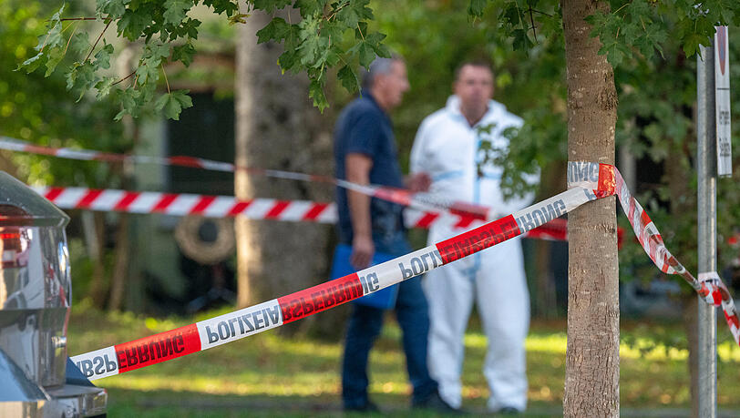 Die Spurensicherungsmaßnahmen der Kriminalpolizei Weilheim mit Unterstützung des Bayerischen Landeskriminalamts sowie der Rechtsmedizin dauern an. Die Spurensicherungsmaßnahmen der Kriminalpolizei Weilheim mit Unterstützung des Bayerischen Landeskriminalamts sowie der Rechtsmedizin dauern an.