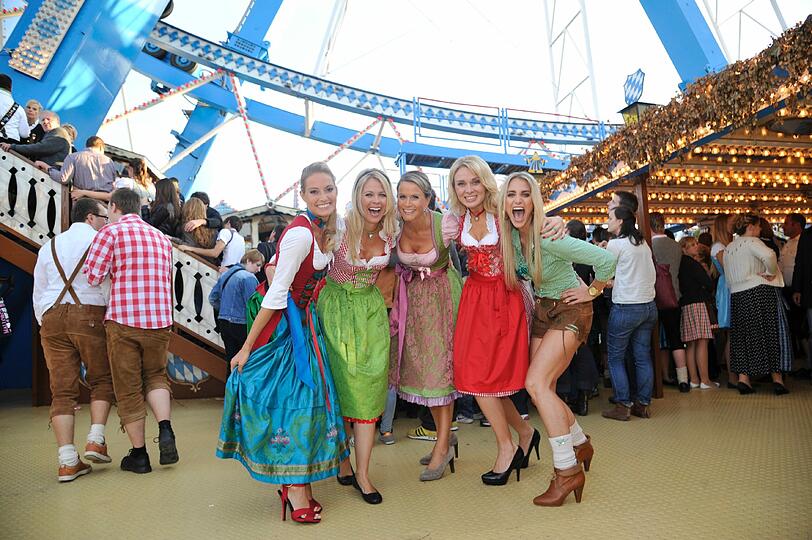 Sexy Auftritt im Zelt: Sky-Moderatorinnen Sarah Valentina Winkhaus, Julia Josten, Claudia von Brauchitsch,  Britta Hofmann und Anna Kraft.